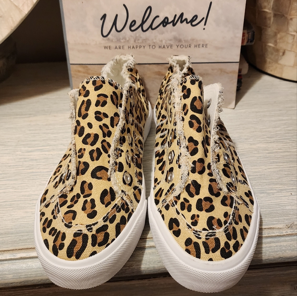 Lady sneakers size 8 black brown and white